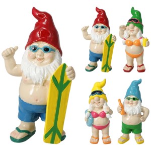 Mehrfarbige Gartenzwerg Dekofiguren aus Polyresin, verschiedene Designs mit Surfbrett und Bademode.