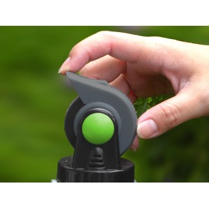 Primo piano: mano regola l'irrigatore a cerchio Multi Geka, irrigatore a settore regolabile per irrigazione giardino.