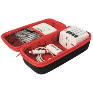 Skross Power Case Hartschalenhülle (11x19cm) in Schwarz-Rot, geöffnet mit Reiseadapter und Zubehör.