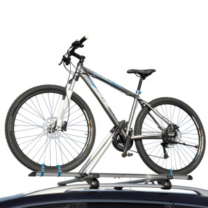 Porte-vélos de toit Fischer avec vélo sur le toit d'une voiture.