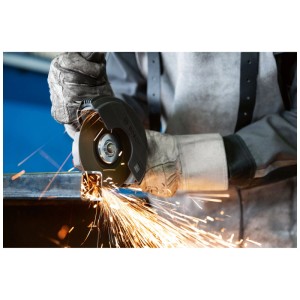 Smerigliatrice angolare Bosch Professional GWS 12-125 in uso per la molatura del metallo.