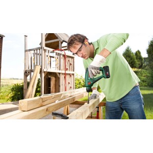 Uomo che fora il legno con il trapano a percussione a batteria Bosch Uneo Maxx 18 V.
