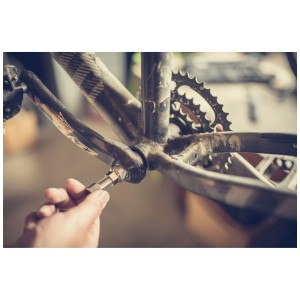 Utilisation de l'extracteur de manivelle universel Birzman sur un vélo pour retirer la manivelle.