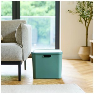 Rotho Multibox Albula 55l in Mistletoe Green. Stapelbare Aufbewahrungsbox mit Griffen im modernen Wohnraum.