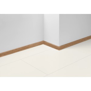 Plinthe Parador SL 3 D001 noyer, 40x16x2200 mm, montée sur mur et sol.