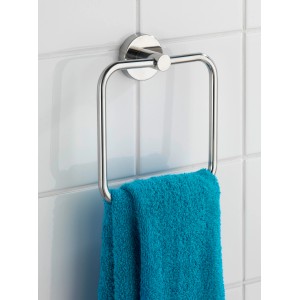 Wenko Handtuchring Bosio, Edelstahl glänzend mit blauem Handtuch an weißer Wand.