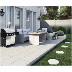 Terrazza con lastre per pavimentazione Sino Granit grigie 60x40. Barbecue, tavolo e salotto sullo sfondo.