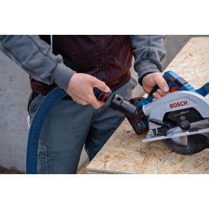 Sega circolare a batteria Bosch Professional GKS 18V-57-2 con aspirazione polvere in uso.