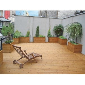Terrasse avec lames de terrasse en pin thermo OBI et jardinières en bois.