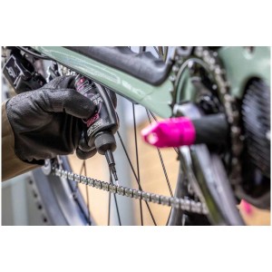Anwendung von Muc-Off Kettenöl Wet Lube E-Bike (50 ml) auf einer Fahrradkette.