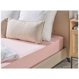 Drap-housse rose Beliani Hofuf en coton, 200x200 cm, sur un lit avec des oreillers.