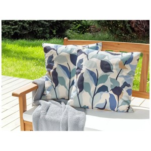 Zwei Beliani Gartenkissen Veglino, 45x45cm, mit blau-grünem Pflanzenmuster auf heller Polyester-Hülle, auf Holzbank im Garten.