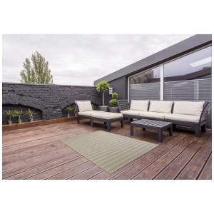 Tappeto da esterno beige Andiamo Houston (120x170 cm) su un patio in legno con mobili da giardino.