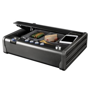 Cassaforte Master Lock nera aperta con sensore di impronte digitali, piena di oggetti di valore.