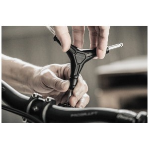 Birzman Innensechskant-Schlüssel Y-Grip S (2/2,5/3 mm) im Einsatz am Fahrradlenker.