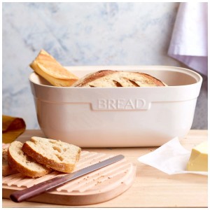 Portapane in ceramica Emile Henry color argilla con pane e tagliere.