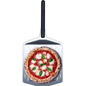 Pala per pizza Ooni 35 cm con pizza. Utensile da grill forato per una crosta croccante.