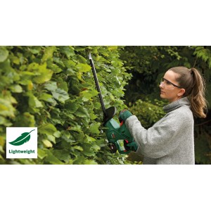 Femme taillant une haie avec le taille-haie sans fil Bosch EasyHedgeCut 18-45. Jardinage léger.