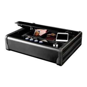 Cassaforte Master Lock MLD08E nera aperta con oggetti di valore. Cassaforte compatta per la casa.