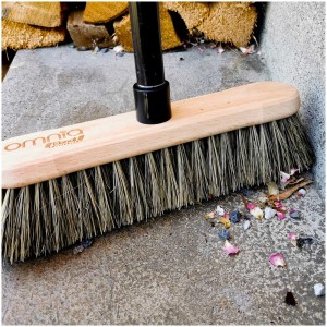 Balai à plancher Ebnat Omnia avec corps en bois et poils foncés, adapté aux manches avec filetage en plastique.