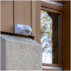 Rilevatore di movimento bianco Steffen Globe IR 180° montato su parete.