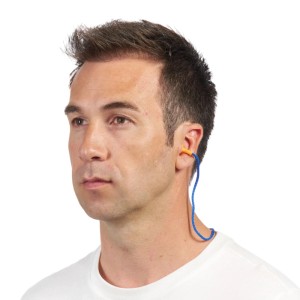 Homme portant des bouchons d'oreille 3M 1271 avec cordon.