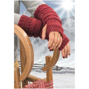 Mani con scaldamuscoli a maglia rosso mélange realizzati con filato Wooly davanti a un paesaggio invernale.