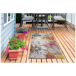 Tappeto da esterno Andiamo Portland grigio-multi, 80x150 cm, su patio in legno con tavolo e fiori.