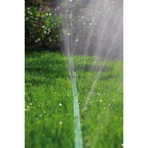 Tuyau d'arrosage Gardena 15m, vert, en utilisation sur pelouse. Arrosage pour zones étroites du jardin.