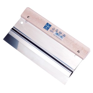 Spatule LUX Biflex, largeur 270 mm, avec manche en hêtre et lame en acier inoxydable.