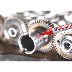 Edding 950 Industry Painter, blanc, marquant des surfaces huileuses sur un engrenage.
