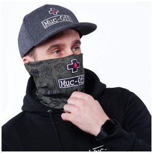 Mann mit grünem Muc-Off Halswärmer und Mütze. Fahrradbekleidung für Outdoor-Aktivitäten.