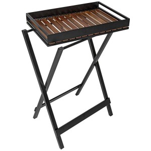 Tavolino Wenko Taba con vassoio in legno di acacia e struttura in metallo nero.