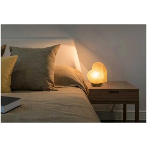 Globo Tischleuchte Stone: Herzförmige Salzkristall-Lampe in Naturfarben auf Nachttisch.