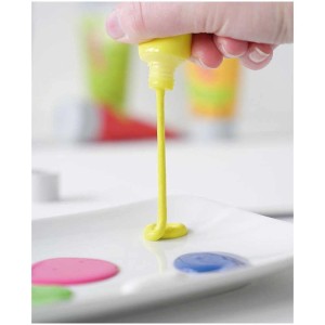 Gelbe Kreul Kinder-Künstlerfarbe wird aus Tube auf eine Palette getropft.