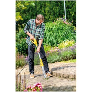 Uomo che utilizza il bruciatore di erbacce Gloria Thermoflamm Bio Electro in giardino.