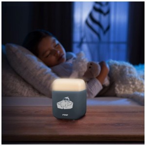 Reer SleepLight Nachtlicht blaugrau mit Kind im Bett. Warmweißes Licht für Kinderzimmer.