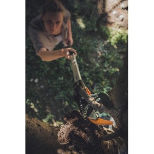 Donna taglia ramo con troncarami bypass Fiskars PowerGearX UPX82. Cesoie da giardino con manico lungo.