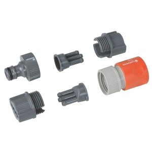 Set di connessione per tubo irrigatore Gardena con vari raccordi e adattatori.