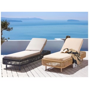 Due lettini da giardino Beliani Osini in rattan beige con schienali regolabili e cuscini.