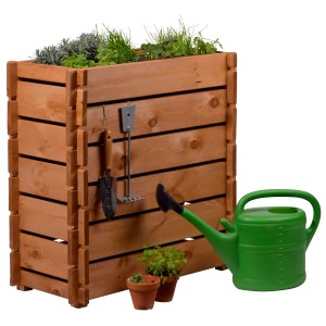 Carré potager surélevé en bois ambré avec herbes, outils de jardin et arrosoir vert.