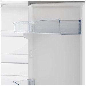Compartiment de porte en plastique transparent dans le réfrigérateur-congélateur Beko KG120 pour rangement.