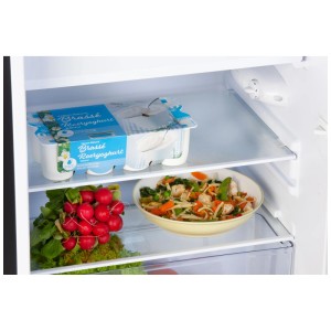Innenansicht Domo Kühlschrank schwarz mit Lebensmitteln wie Joghurt, Gemüse und Salat.