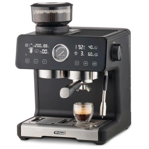 Macchina da espresso Trisa Smart Barista nera con tazza di espresso.