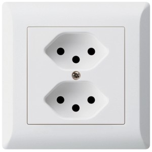 Prise encastrée blanche Hager Kallysto avec 2 prises T13 pour usage intérieur.