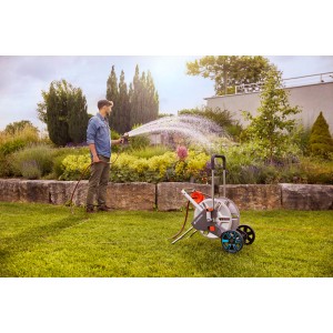Gardena CleverRoll L Easy Metal carrello avvolgitubo in uso per irrigare un giardino.