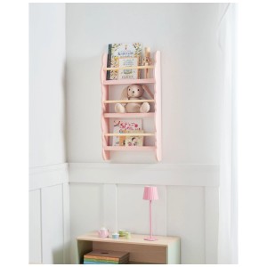 Étagère murale enfant Rigolet rose pastel en pin/MDF avec 3 étagères, remplie de livres et jouets.
