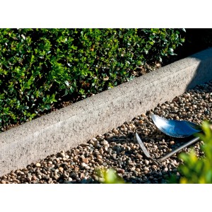 Bordure de jardin grise en béton (25x100x5 cm) avec gravier et outils de jardin.