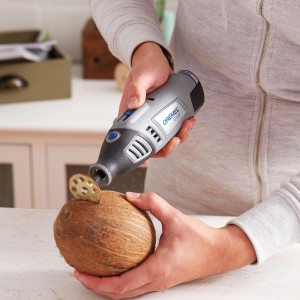 Disco da taglio Dremel EZ SpeedClic in azione mentre taglia una noce di cocco.
