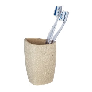 Beiger Wenko Zahnputzbecher Pion aus Keramik mit zwei Zahnbürsten.